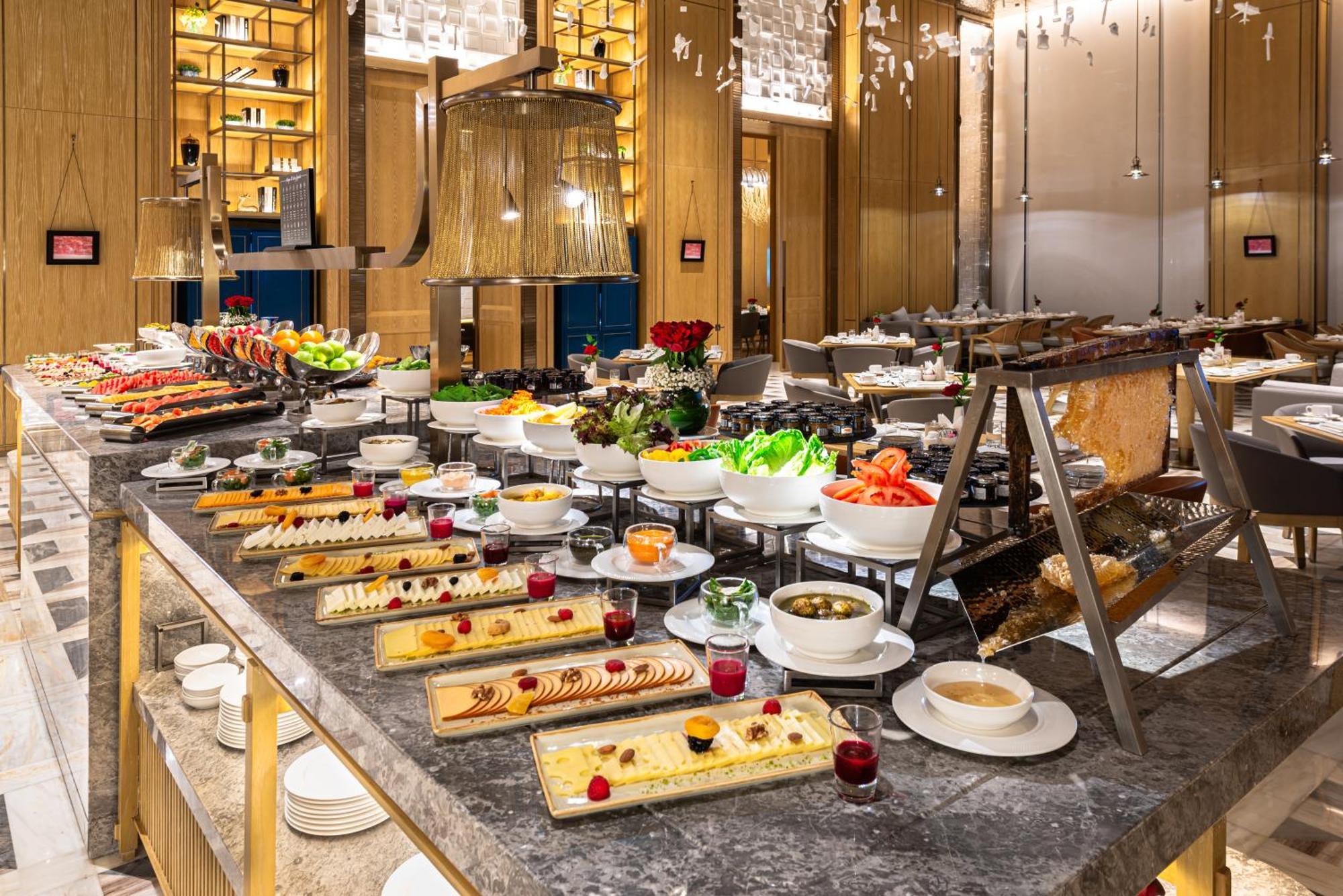 Narcissus The Royal Hotel Riyadh Ngoại thất bức ảnh A buffet at a hotel